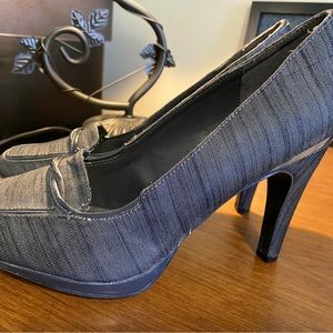 Ann Marino sassy fabric pumps! Size 9 with 3 3/4" heels.